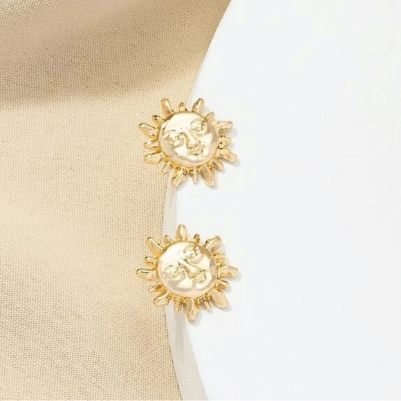 3/$30 NEW! Bohemian Earring Stud Sun Design Cute Dainty - Picture 3 of 4